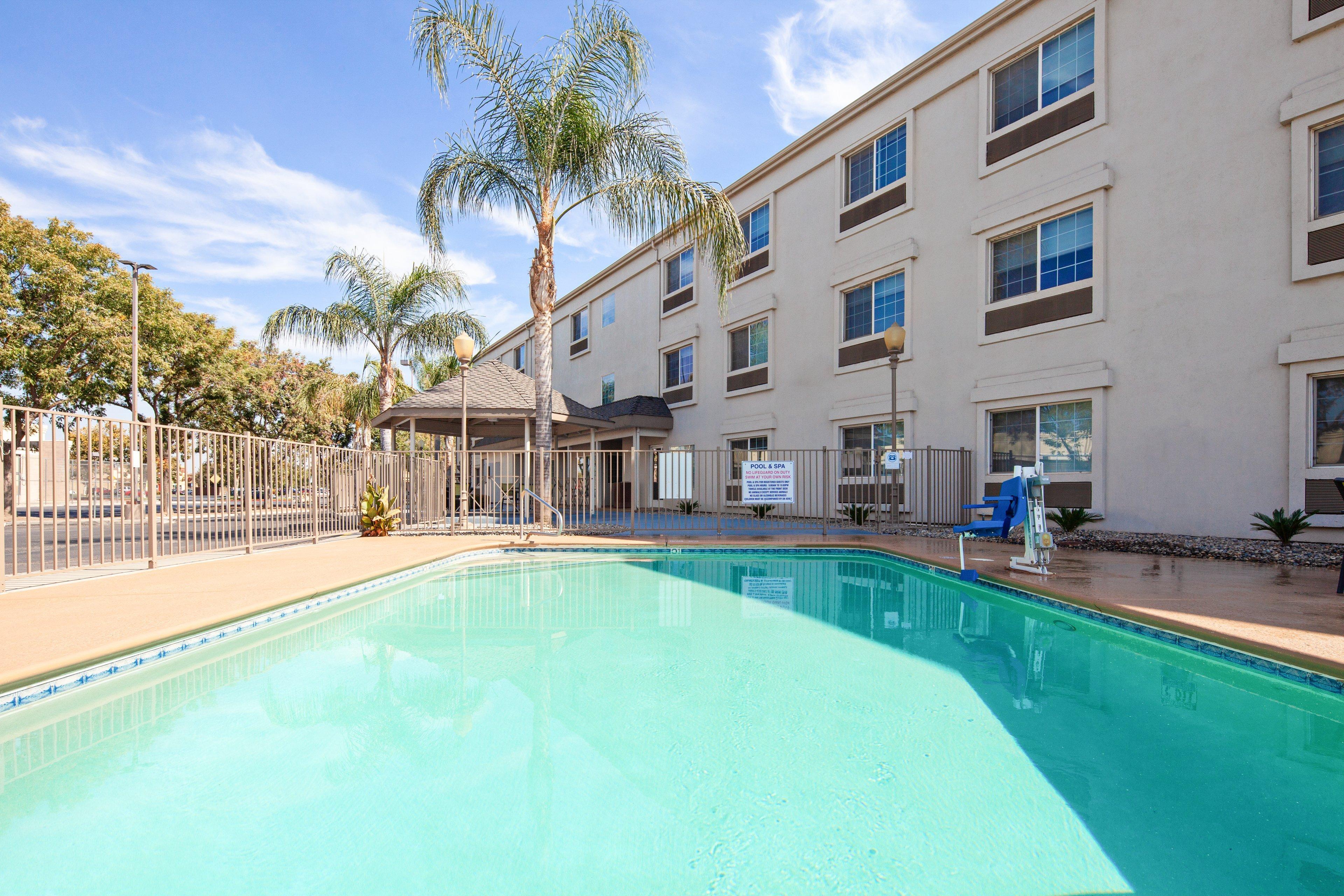 Holiday Inn Express & Suites - Tulare By Ihg Exteriör bild